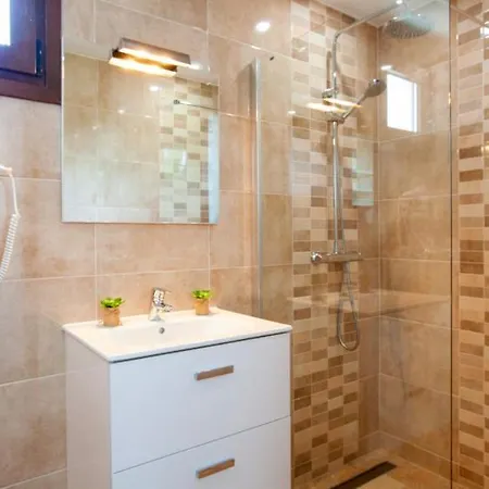 Sleeps 4 With Pool And Air Con